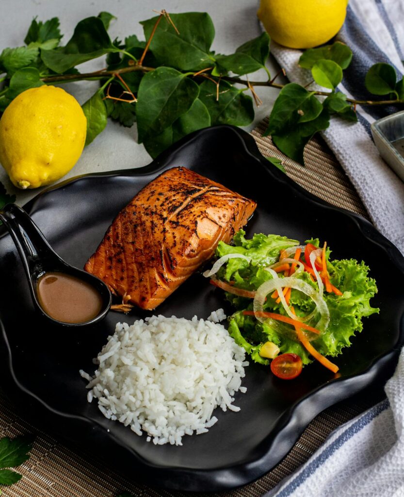 Assiette de saumon, riz et salade jardinière.