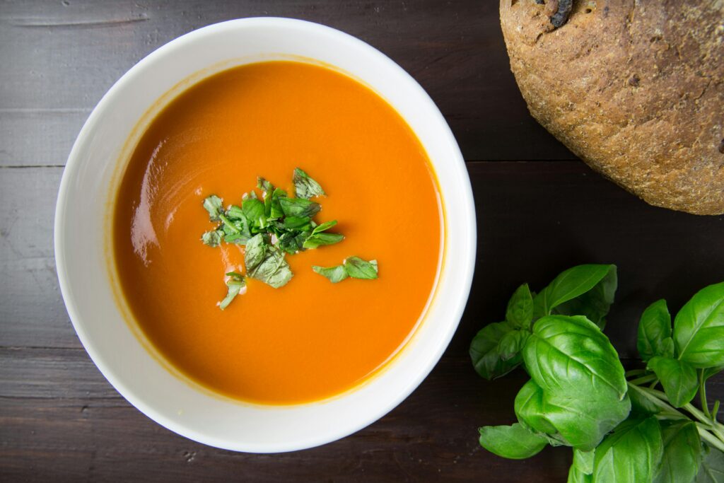 Bol de soupe sur une table.