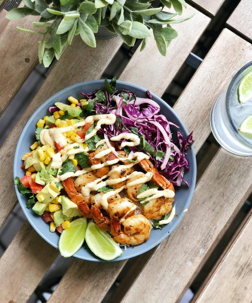 Bol de crevette tex-mex sur une table