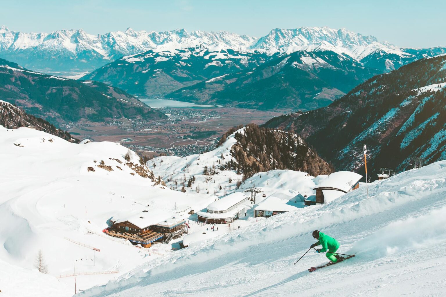Skieur dans des montagnes enneigées.