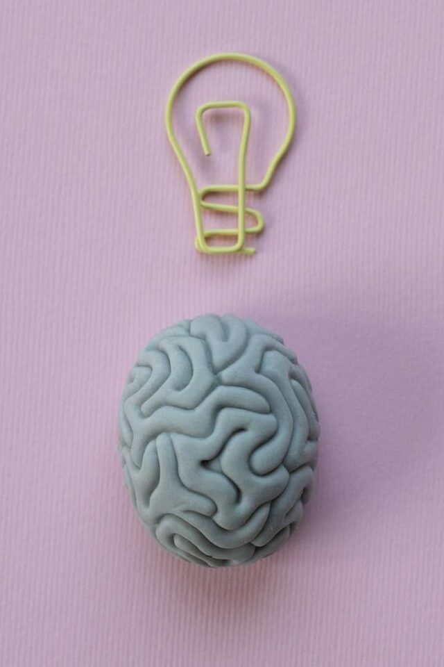 Image d'un cerveau et une ampoule au-dessus