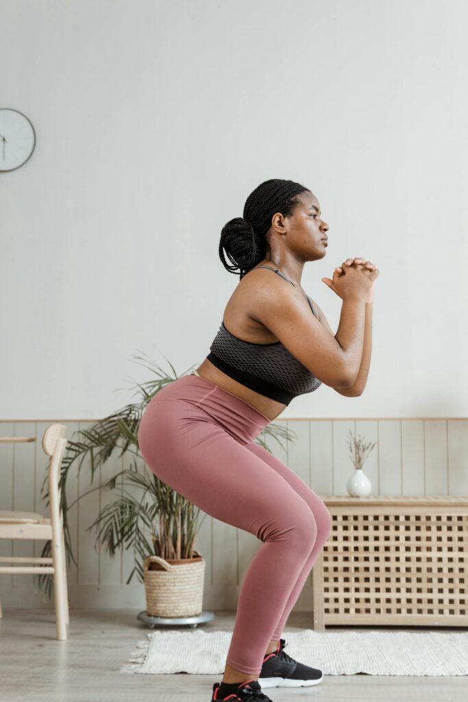 Femme qui fait un squat.
